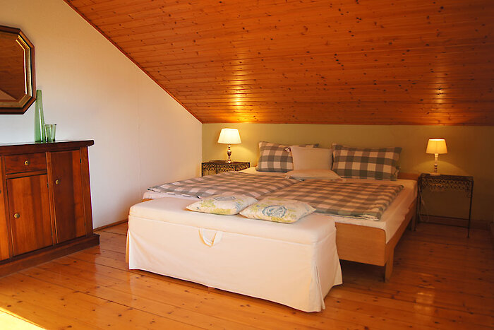 Doppelbett im Schlafzimmer grüne Wohnung